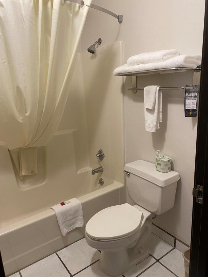 Super 8 By Wyndham Independence Ia Hotel ภายนอก รูปภาพ
