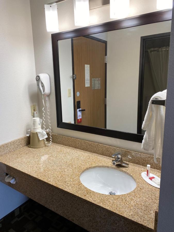 Super 8 By Wyndham Independence Ia Hotel ภายนอก รูปภาพ