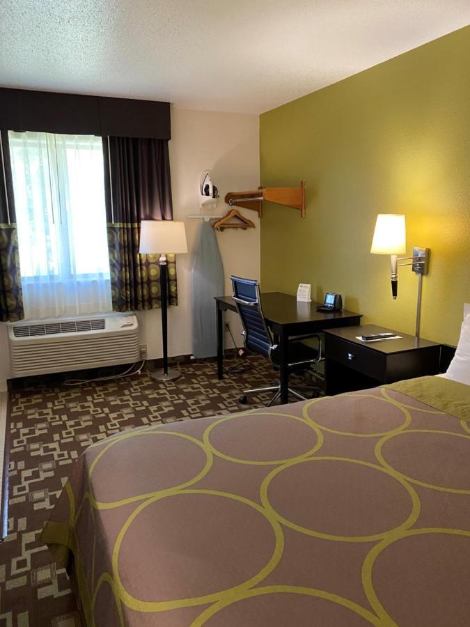 Super 8 By Wyndham Independence Ia Hotel ภายนอก รูปภาพ