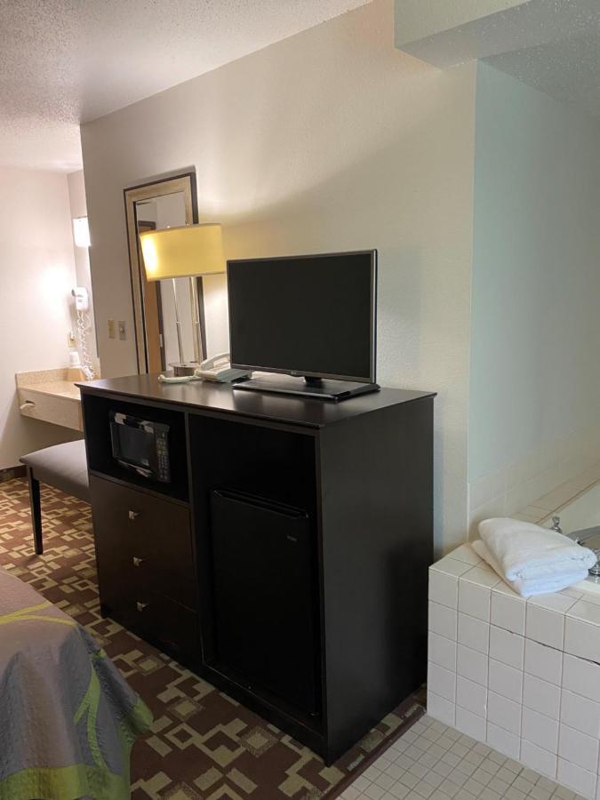 Super 8 By Wyndham Independence Ia Hotel ภายนอก รูปภาพ