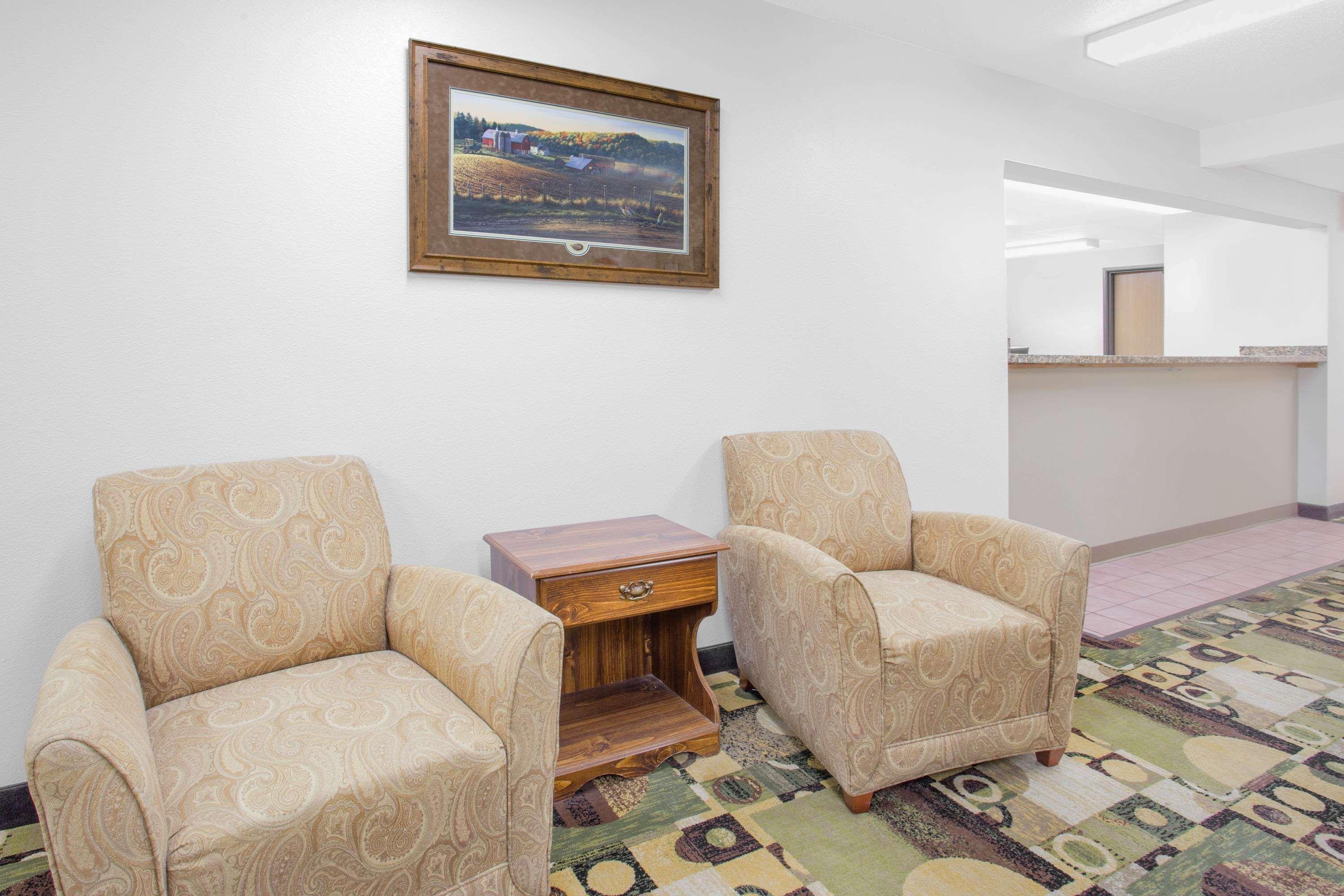 Super 8 By Wyndham Independence Ia Hotel ภายนอก รูปภาพ